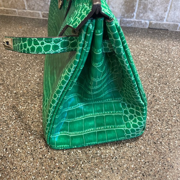 Vibrant Green Crocodile-Embossed Tote - Picture 2 of 8
